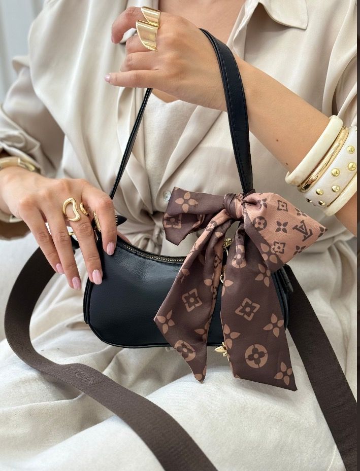 غکس لبنا همراه اسکارف و چارم مشکی