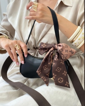 غکس لبنا همراه اسکارف و چارم مشکی