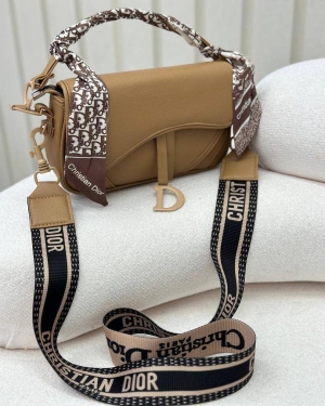 غکس دیور سناتور کرم پررنگ